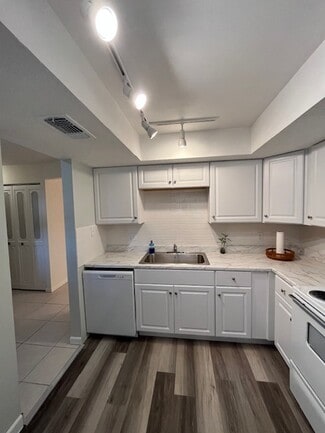 Building Photo - 3504 Beneva Rd