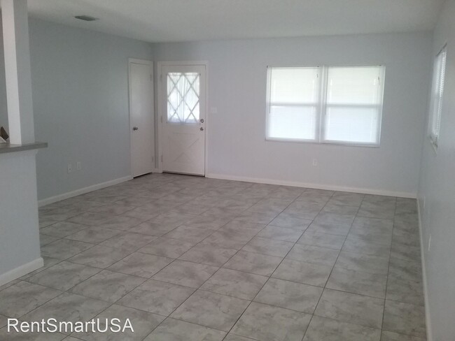 Building Photo - 3 br, 2 bath House - 1401 E. Crooked Lake Dr.