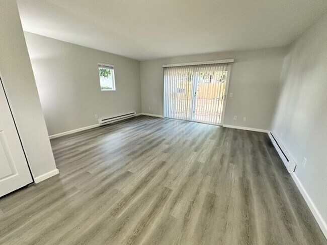 Building Photo - Just Renovated!! 2 bedroom townhome  with ...