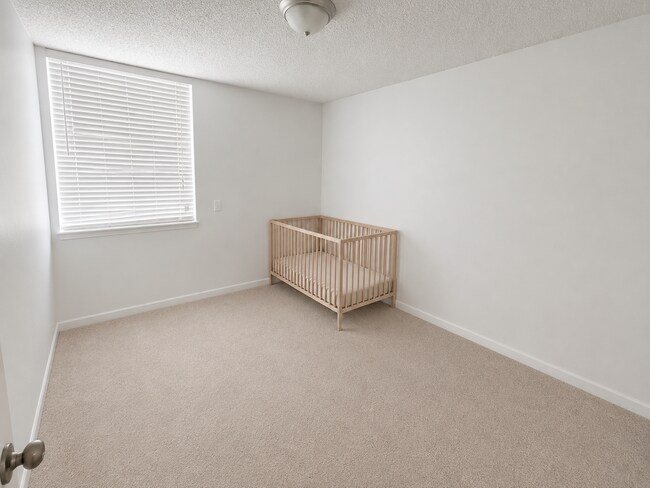 Building Photo - Spacious Ground Level 2 Bedroom 1 Bath