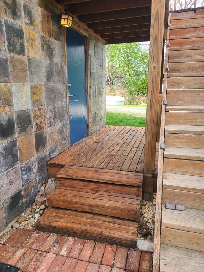 Entrance - 277 Bluff St