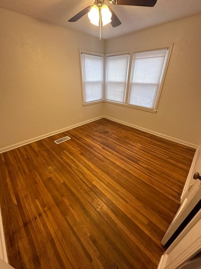 Building Photo - $875 - Accepting SECTION 8/ Housing Vouche...