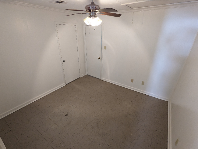 Building Photo - 104 N Ave J