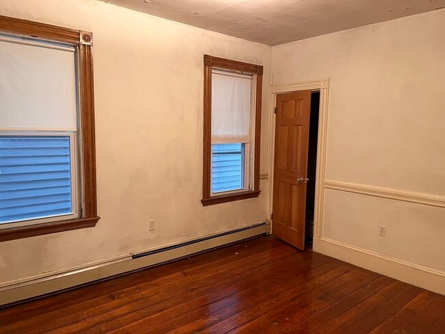 Building Photo - 403 E 7th St