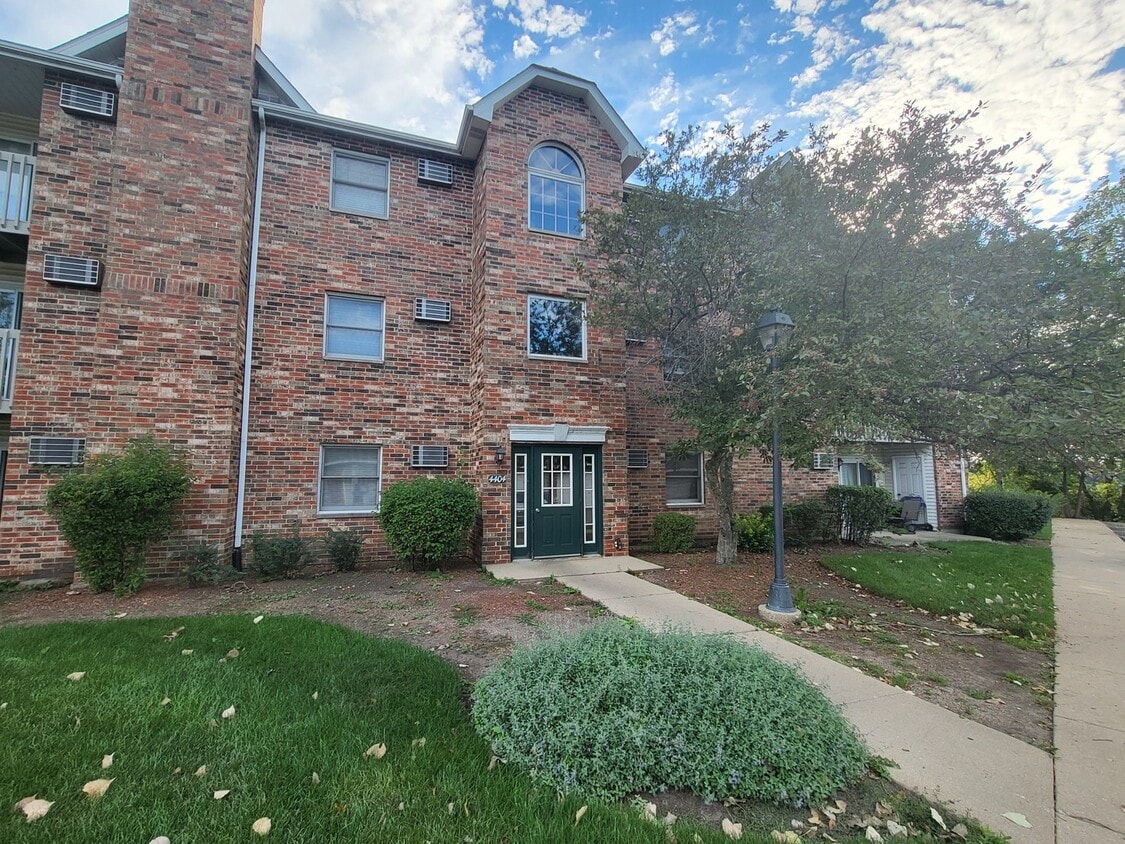 4404 W Shamrock Ln Unit 3B, McHenry, IL 60050 Condo for Rent in