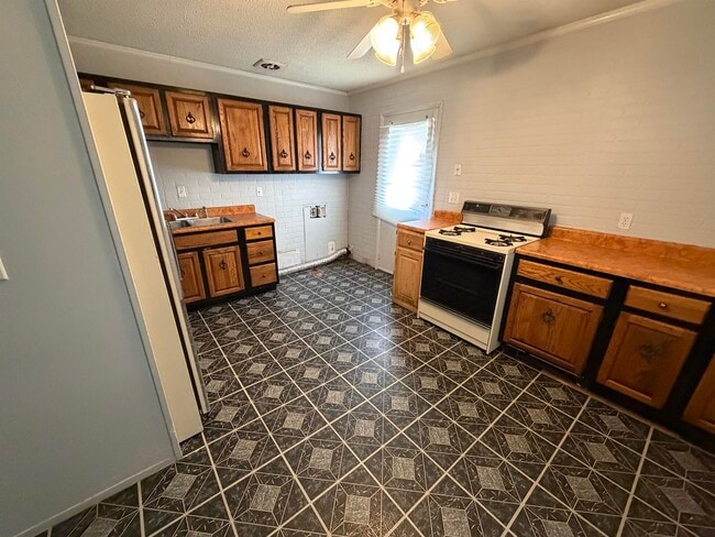 Foto del edificio - 1605 Crestview-