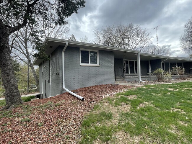 Building Photo - 2537 St Thomas Dr