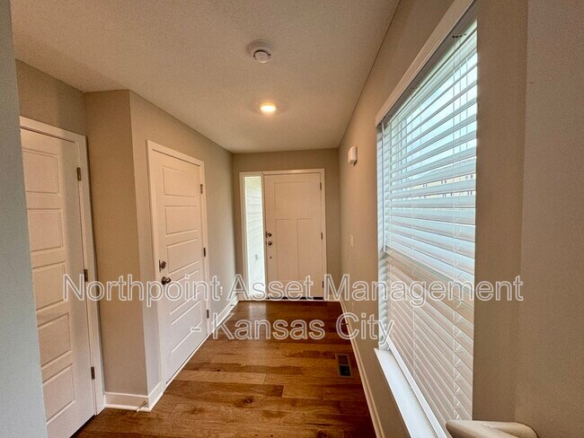 Building Photo - 2028 SW Holdbrooks Dr