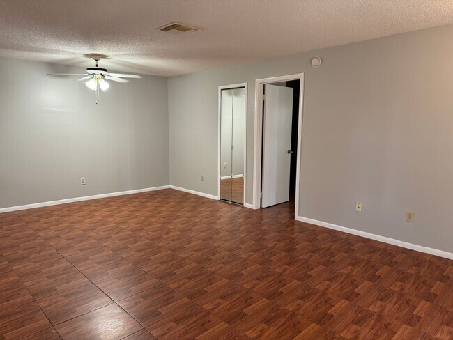 Foto del edificio - Spacious 3 bedroom, 2 bathrooms multiplex unit.