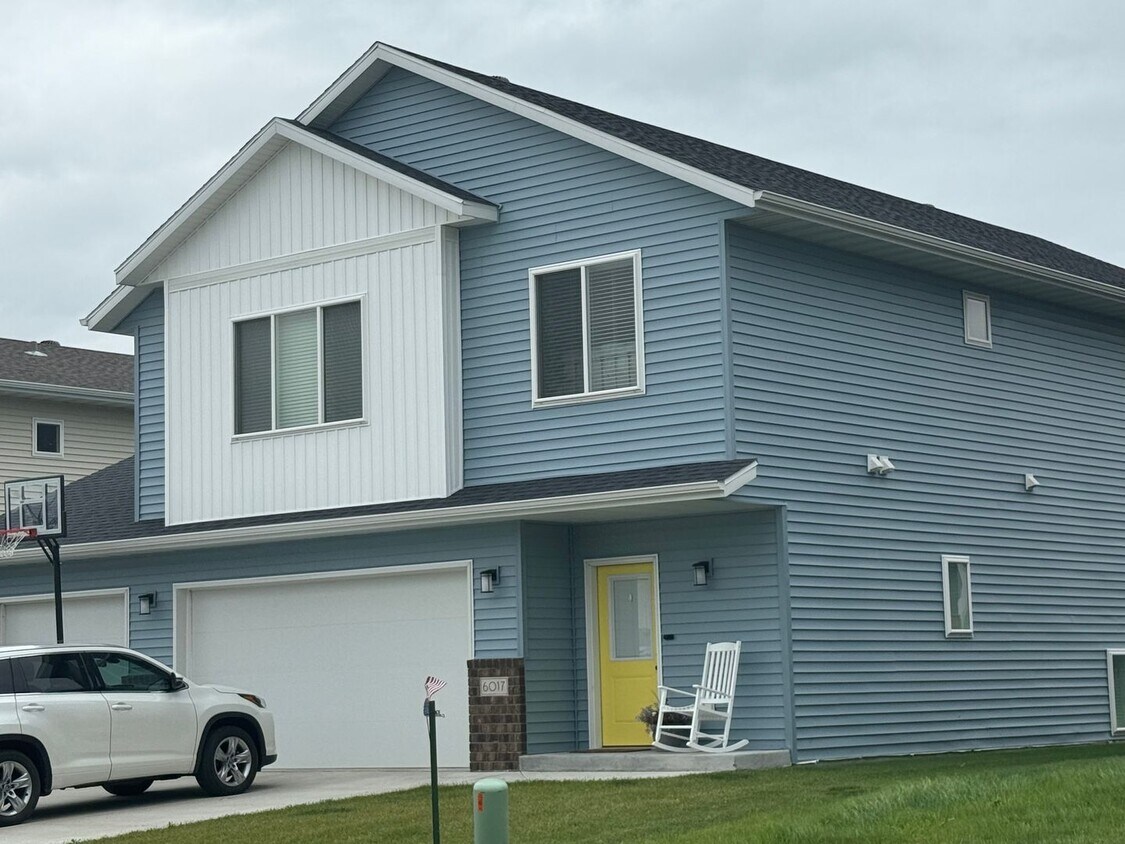 Foto principal - 4-bedroom, 3-bathroom Horace Single-Family...