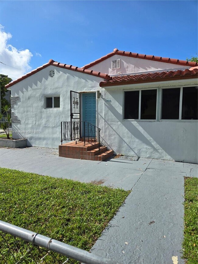 Building Photo - 1500 SW 9th St