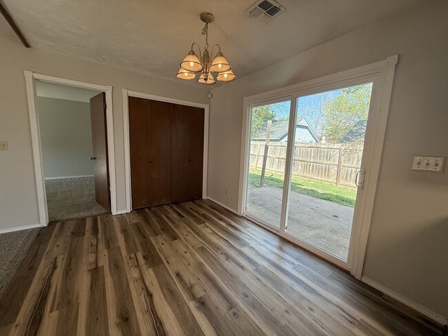 Building Photo - 2204 Post Oak Dr