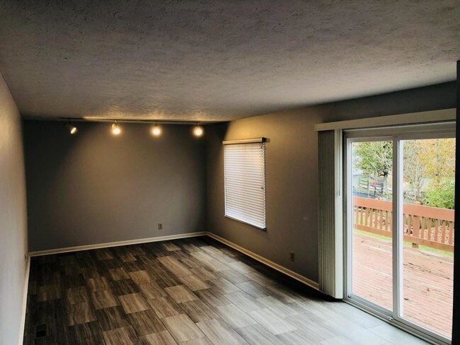 Foto del edificio - 1725 Promontory Drive