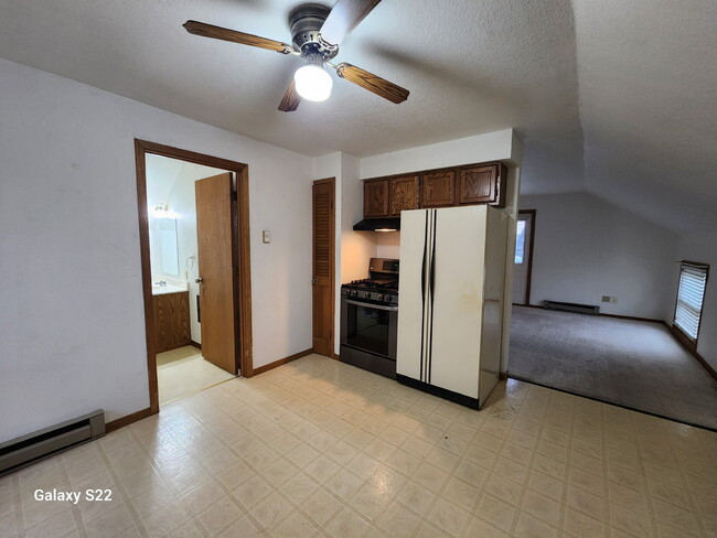 Building Photo - Large 1 bedroom with Garage
