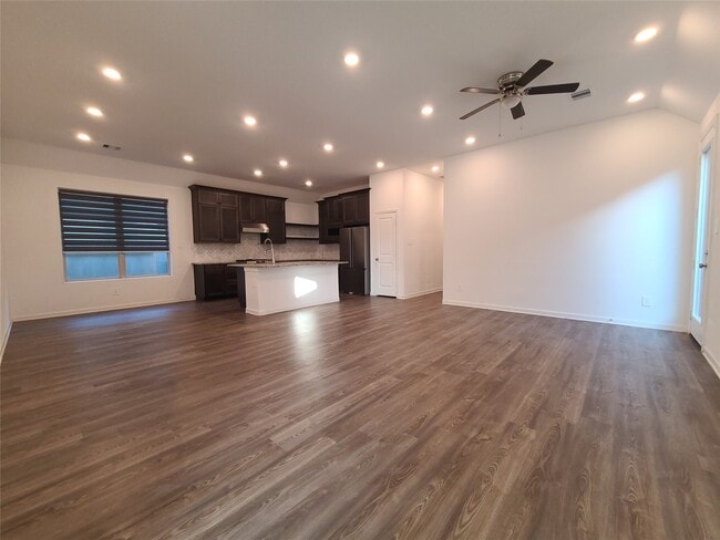Foto del edificio - 2122 Rosewood Pnes Ln
