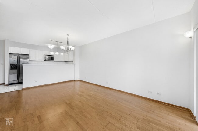 Foto del edificio - 6560 W Diversey Ave