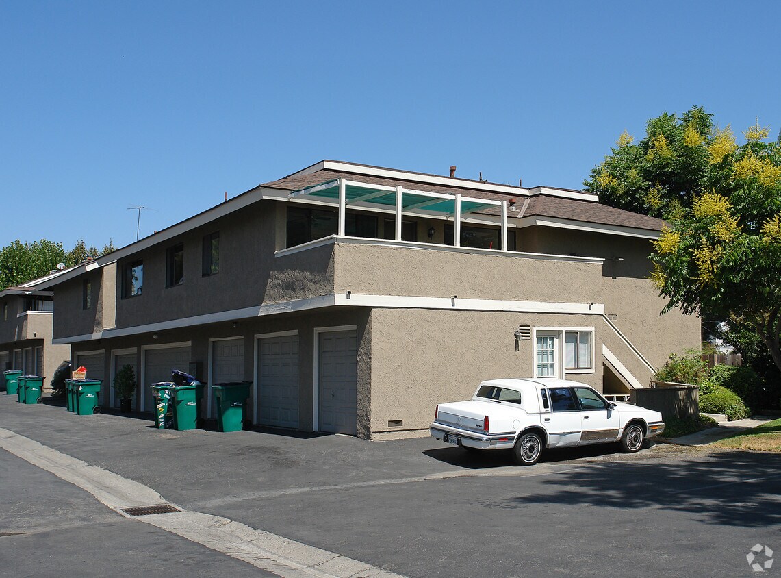 Building Photo - 23056 Village Dr