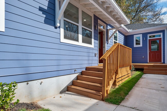 Building Photo - 1060 Grant Way SE