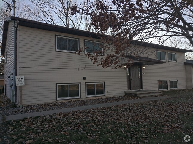 Building Photo - 401 Moasis Dr