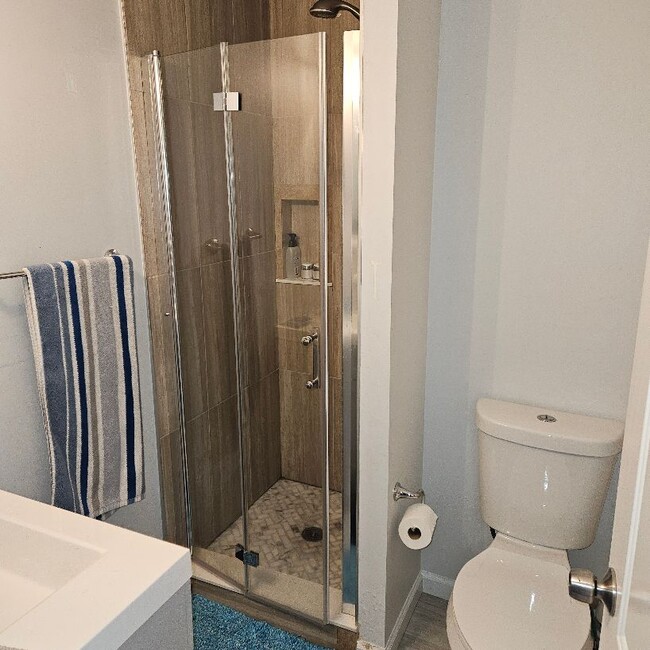 Private full bathroom - 37 Sunset Ave