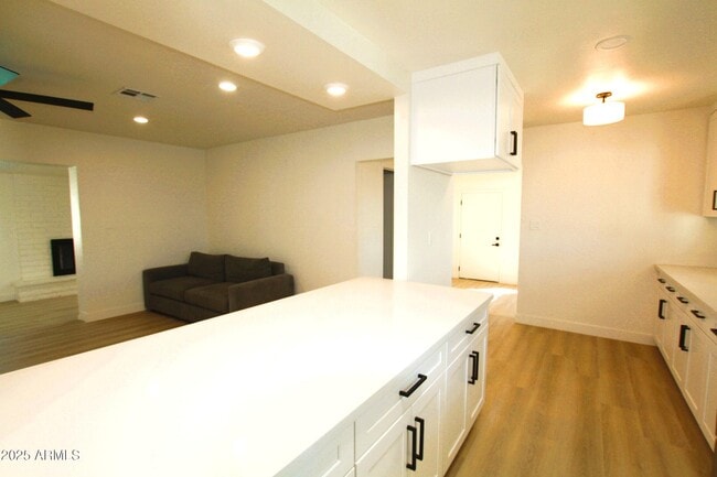 Building Photo - 443 N Sycamore