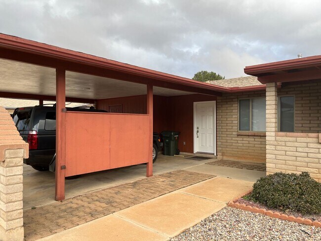 Foto del edificio - Large 4 bedroom with  yard