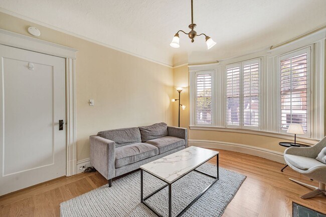 Foto del edificio - Offered FURNISHED or UNFURNISHED: 3 BR with Split BA flat in Presidio Heights