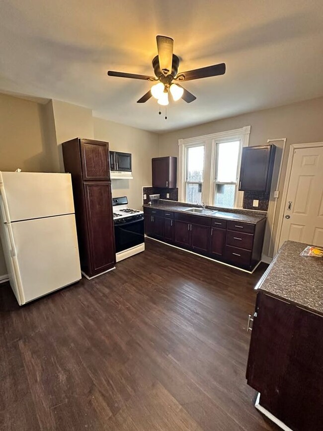 Foto del edificio - Spacious 3 Bedroom Home In East Baltimore