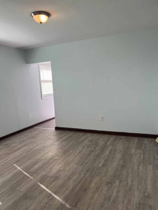 Photo - 305 W Oak St Apartment