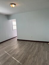 Building Photo - 305 W Oak St
