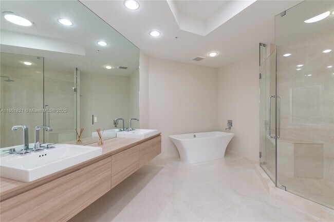 Building Photo - 17111 Biscayne Blvd