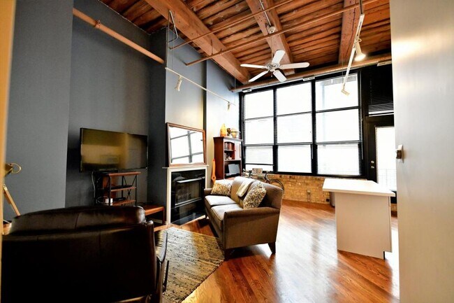 Building Photo - 226 N Clinton Street #223
