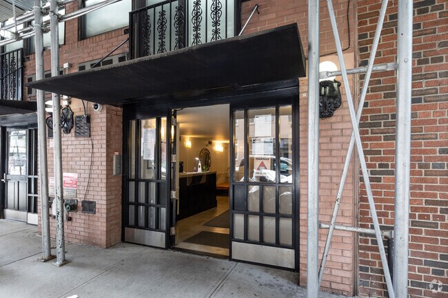 Entrada - 205 E 76th St
