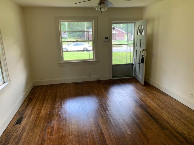 Building Photo - 3 Bedroom Brick Home With Hardwood Floors