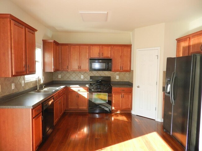 Building Photo - 348 Beynon Terrace