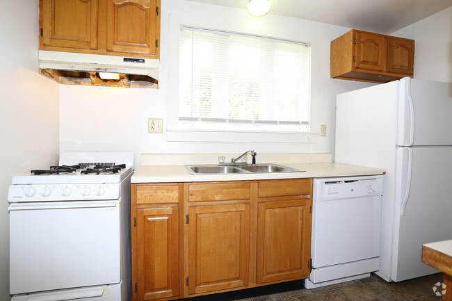 Kitchen - Lakeland Apartments