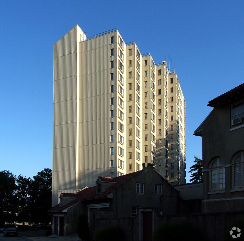 Vista desde el norte - Ingleside Retirement Apartments