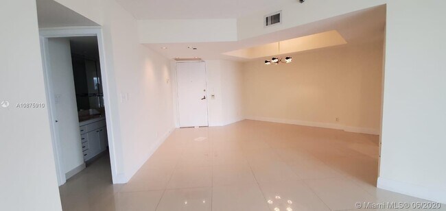 Building Photo - 19707  Turnberry Way 20G Aventura Fl 33180