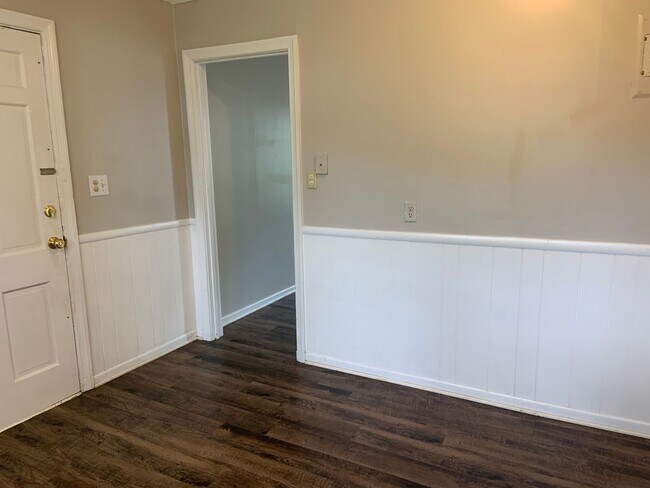 Building Photo - Cute Glenwood area 2 BR Near UNCG