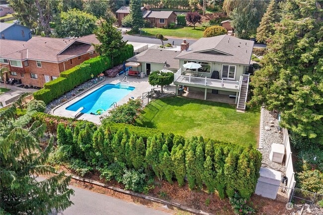 Foto del edificio - Luxury Home with Views, Maintained Pool and Yard. 5Bed, 3 Bath Great Location