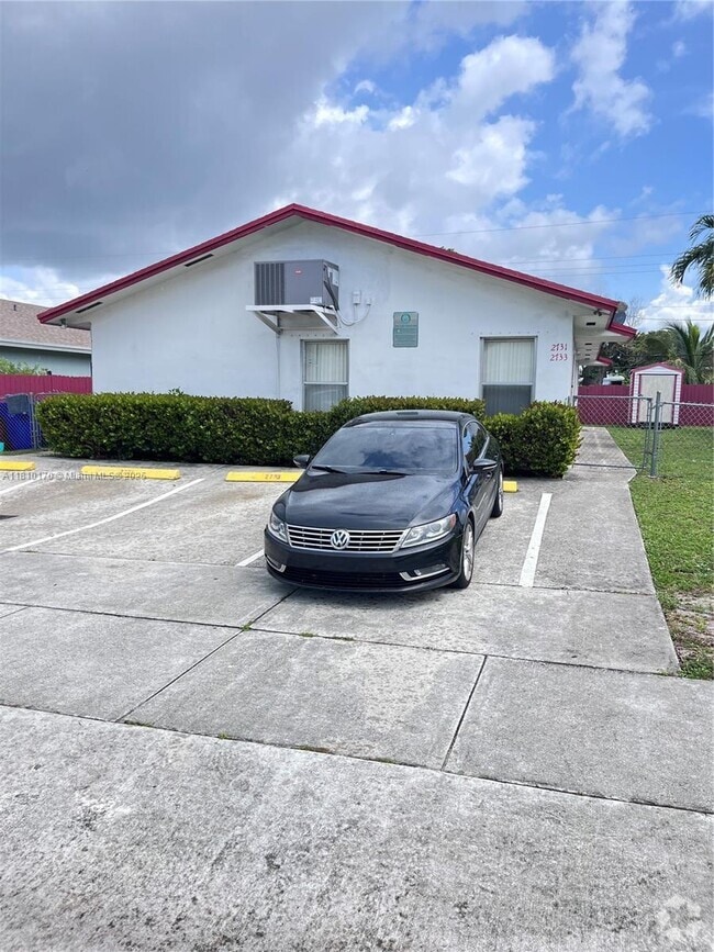 Building Photo - 2733 NW 13th Ct