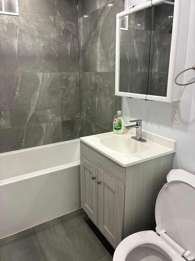 Building Photo - 4635 Av Clanranald