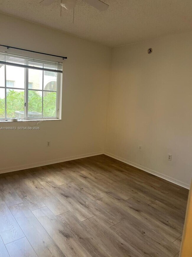 Foto del edificio - 2486 Centergate Dr