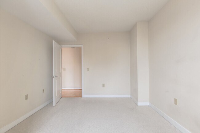 Building Photo - Centrally Located 1BD/1BA w Parking Chinat...