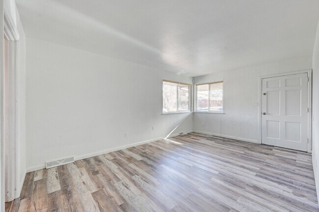 Foto del edificio - $1,885.00 - 4 Beds, 2 Bath, Duplex in Litt...