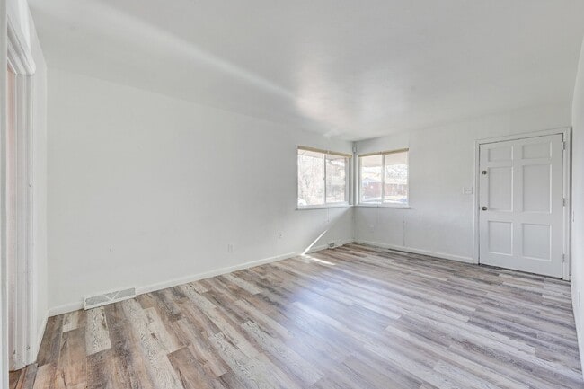Building Photo - $1,885.00 - 4 Beds, 2 Bath, Duplex in Litt...