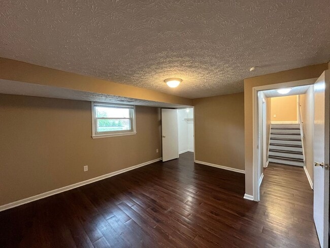 Building Photo - **Deposit Special $1500** 7415 Redcoat Dr ...