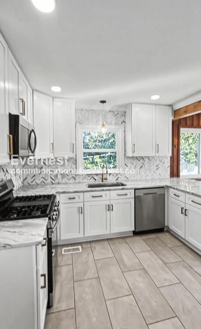 Foto del edificio - 3 Bed, 2 Bath Home with Fenced Yard / Pet-Friendly / Available Now!