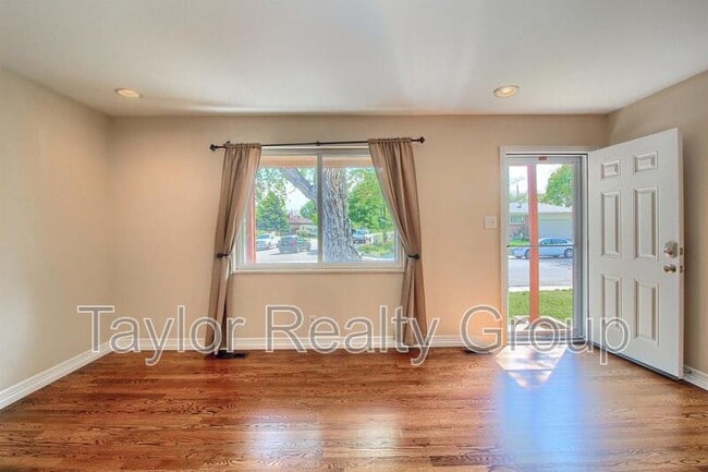 Building Photo - 2061 Phillips Dr