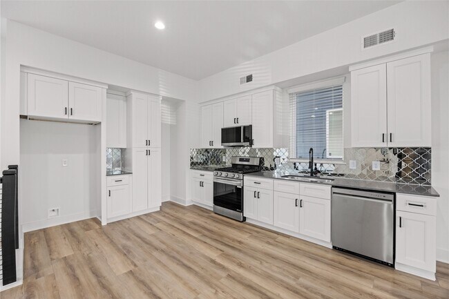 Foto del edificio - 14105 W Forest Dr